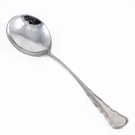 En kompottsked i silver av modellen "Hallbergs Chippendale". Längd 183 mm. Vikt: 55,1g. Stämplad B9 (1952), CGH (C G Hallbergs Guldsmeds AB, Stockholm), silver och kattfot.