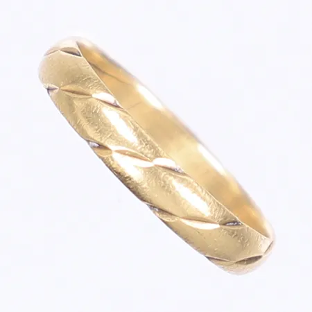Ring med mönstrad dekor stl 18¾ bredd 4mm gravyr repig 18K   Vikt: 2,6 g