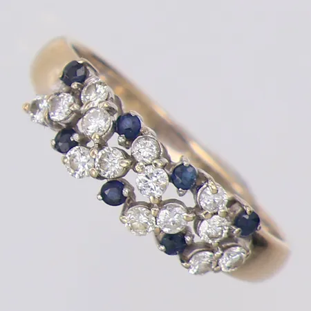 Ring diamanter ca 0,32ctv, 7 blå safirer, stl 17¼, importstämpel, 18K Vikt: 2,8 g