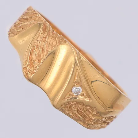 Klackring "Sarek" med diamant 0,02ct, stl 20¾, gravyr, BEH Bengt Hallberg Guldsmeds AB, kattfot 18K, original etui Vikt: 5,8 g