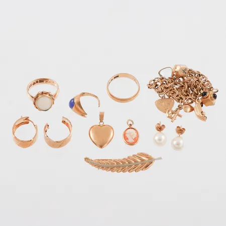 Diverse guld 18k med gravyrer och defekter samt stenar/pärlor. Vikt: 34,6 g