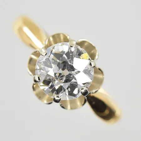 Ring med gammalslipad diamant ca 1,3ct, stl 17¼, bredd 2-10 mm, inneslutningar, nagg på kant, ett flertal nagg på rondist, rödguld/vitguld, 18K. Vikt: 3,9 g