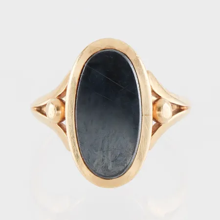 Ring med sten, 18k,storlek 18 ¼ mm, bredd 2.3-20.2 mm. Vikt: 6,9 g