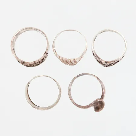 Fem ringar i olika utföranden stl 17½-19, silver 925/1000 Vikt: 13,6 g