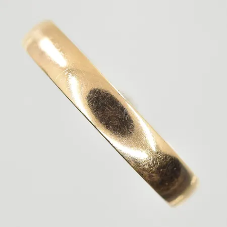 Ring, stl 17¾, bredd 3 mm, gravyr, 18K. Vikt: 2,9 g