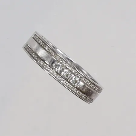 Ring i vitguld med diamanter 3xca0,05ct samt 52xca0,005ct stl 19 bredd 5mm GHA 18K Vikt: 5,6 g
