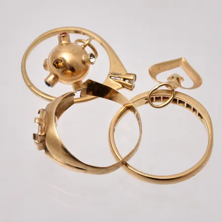 Diverse defekt guld, 18K, vikt 6,2g.