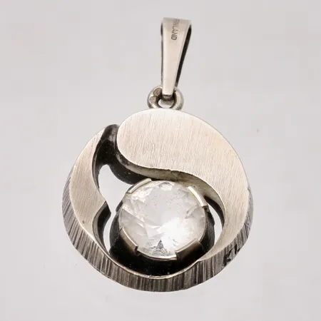 Hänge i silver, mått 23x36mm, 1st vit sten, mått Ø10mm, 925/1000, Design Karl Laine, år 1976, vikt 6,14g.