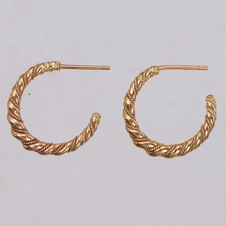Ett par örhängen, längd 18,6mm, bredd 3,2mm, snurrebussar saknas, ostämplade, 18K Vikt: 4,6 g