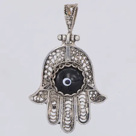 Hänge Hamsa/Fatimas hand, öga troligen i glas, genombruten mönster, 42,mm, 25,5mm, 925/1000 silver Vikt: 5 g
