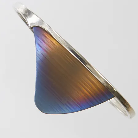 Armband, öppen modell, innermått: 61,5x46mm, bredd: 3,2mm, motiv i titan, 37,5x24,8mm, polska stämplar, silver, 925/1000, bruttovikt 8,5g Vikt: 8,5 g