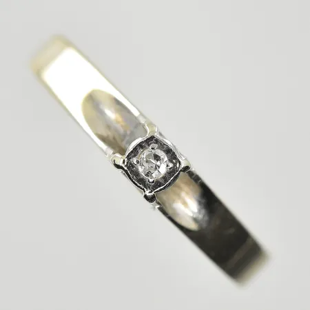 Ring med vit sten, stl 17¾, bredd 2-3 mm, vitguld, 18K. Vikt: 1,7 g