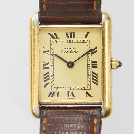 Armbandsur Cartier Must de Tank Vermeil, 23,5x30,5mm, quartz, förgyllt silver, refnr 681006, serienr 54512, slitet läderband samt spänne ej original, servicekvitto 2025, sliten förgyllning, repig boett, extra glas, inga tillbehör.