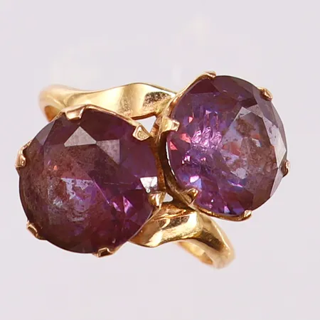 Ring med lila stenar, stl: 15¼, bredd 2-17mm, 18K.  Vikt: 4,8 g