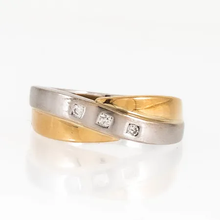 Ring i 18K röd- och vitguld med 3 x 0,02ct briljantslipade diamanter. Den är storlek 17, är 3 - 6,5 mm bred och väger 5,1g. Stenstorlek 0,06ct ingraverad.