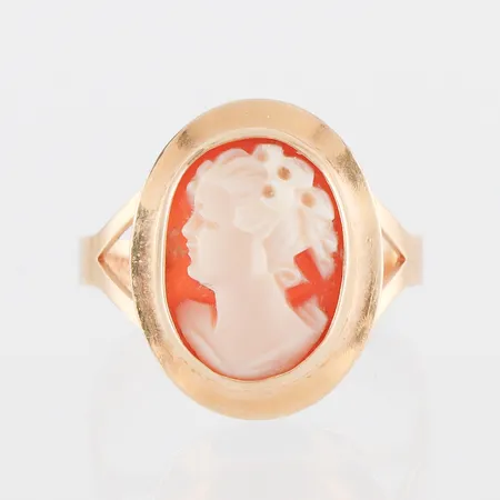 Ring med camé 18k,storlek 18 mm,bredd 2.5-16.7 mm. Vikt: 2,5 g