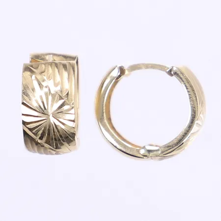 Ett par örhängen creoler Ø 14mm bredd 8,4mm 14K Vikt: 2,8 g Vikt: 2,8 g