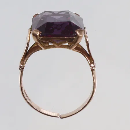 Ring med lila sten, defekt, 14K, bruttovikt 5,8g Vikt: 5,8 g