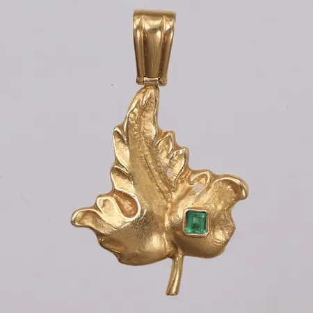 Hänge med smaragd, längd 45,5mm, bredd 28,5mm, Colombia, 18K Vikt: 11,7 g