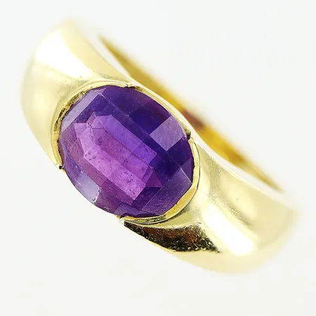 Ring med lila sten, stl 17, bredd 4-7,5mm, 18K Vikt: 9,5 g