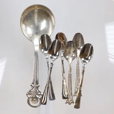 Diverse silver, olika modeller, kaffeskedar och serveringssked silver 830/1000 Vikt: 100 g