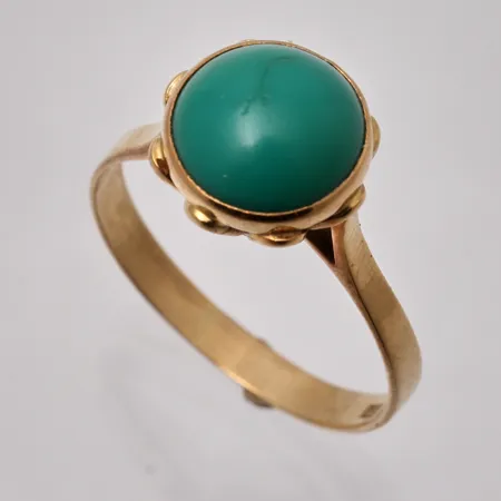  Ring i 18K guld, stl 19½, bredd 2,8-11,5mm, 1st grön sten, mått Ø9,5mm, tillverkad av Petterssons Eftr Juvelerar Ab, år 1967, bruttovikt 3,63g, ca nettovikt 2,6g.