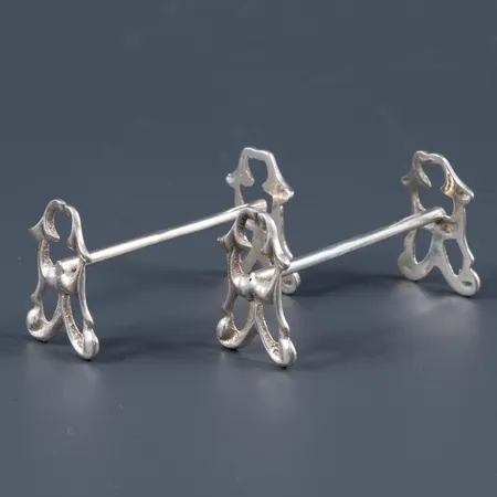 Två smörknivsställ (eller till sushipinnar) i silver (830/1000). De är 24 x 17 x 44 mm och väger 11,6g tillsammans. GEWE från 1950.