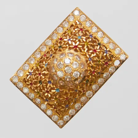 Ring med filigranarbete samt vita stenar, justerbar storlek, bredd: 7,3-33,5mm, en sten saknas, skev skena, 21K Vikt: 14,7 g