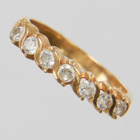 Ring med vita stenar, Ø17¼, bredd: 2,5-4mm, 18K Vikt: 3 g