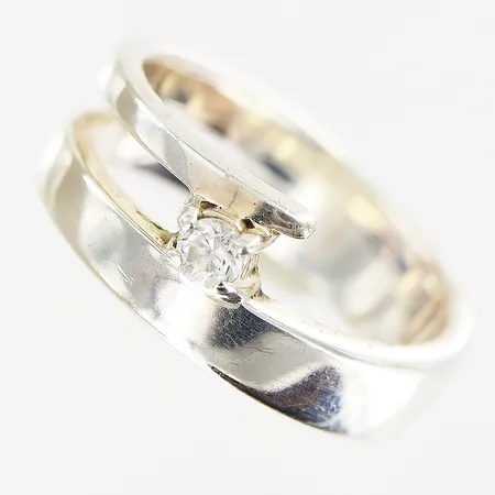 Ring vit sten stl 17¾, bredd 8,5mm, GHA, 925/1000 silver Vikt: 6 g