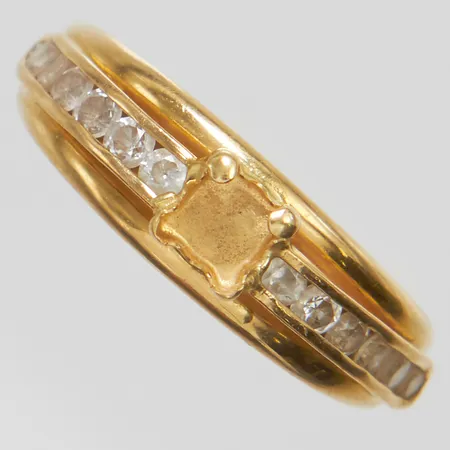 Ring, Ø17, bredd: 2,5-5,7mm, vita stenar, saknar mittsten, 18K Vikt: 1,3 g