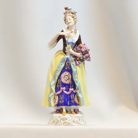 Figurin Kvinna, höjd 24cm, defekt vid finger