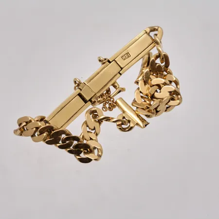 Defekt guld, 18K, vikt 8,34g.