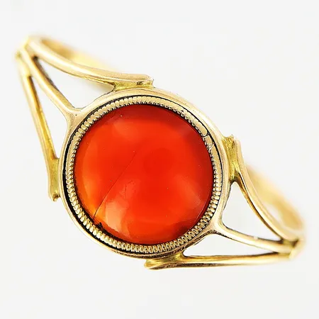 Ring karneol, stl 18, bredd 1,5-9mm, mindre defekt på skena, 18K Vikt: 1,4 g