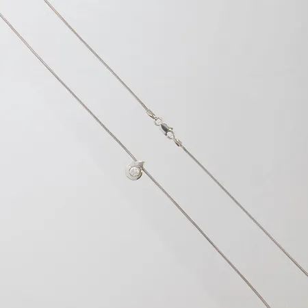 Collier med hänge diamant 1 x ca 0,18ct, längd ca 40,5cm, bredd 1-9mm, ojämnheter, vitguld, 18K Vikt: 4,8 g