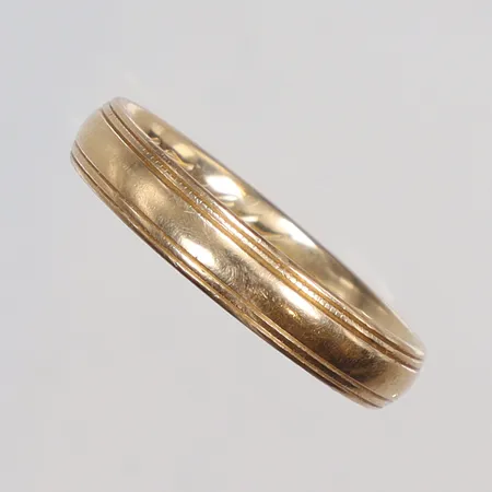 Slät ring stl 18½, bredd 3mm, gravyr, 18K Vikt: 3,9 g