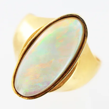 Ring, troligtvis opalimitation, stl 18¾, bredd 3-22mm, något skev skena, 18K Vikt: 5,1 g