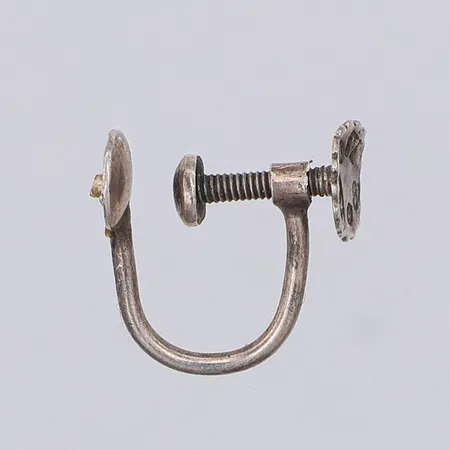 Udda örhänge med skruvfattning, saknar sten/pärla, kattfot 830/1000 silver  Vikt: 0,5 g