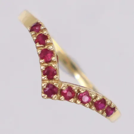Ring med röda stenar, stl 17¾, bredd 4,0mm, 14K Vikt: 1,2 g