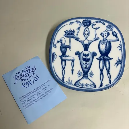 Jubileumstallrik Rörstrand 250 år 1726-1976 "Sjuttonhundratalet", Dekor Niels-Christian Hald, 19,5cm x 19,5cm, hål på baksidan för upphängning, Original kartong och infoblad