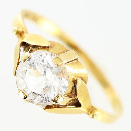 Ring vit sten, stl 16½, bredd 1,5-7,5mm, skevheter, 18K Vikt: 1,2 g