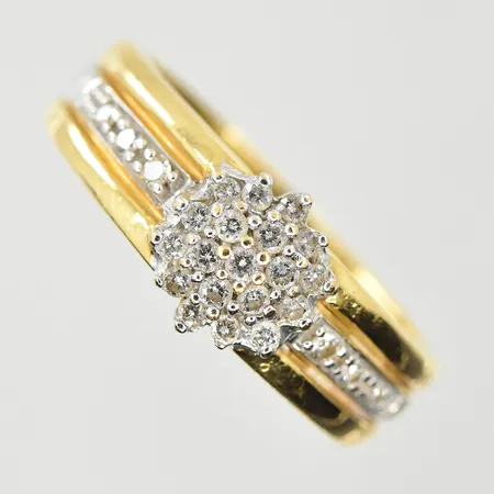 Ring med diamanter ca 0,25ctv, stl 18, bredd 5-8 mm, rödguld/vitguld, 18K. Vikt: 6,4 g