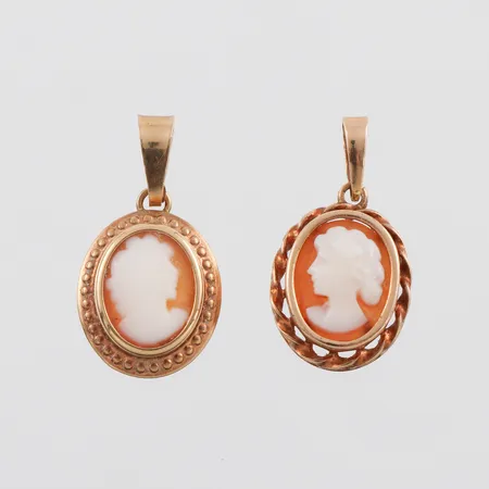 Hängen 2 st med camér 18k, höjd med öglor ca 19 mm. Vikt: 2,1 g