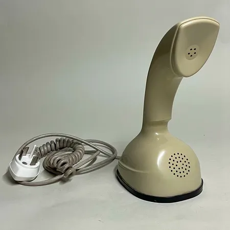 Telefon Kobra ljusgrön / olivfärgad LM Ericsson, formgiven 1954 av Hugo Blomberg, Ralph Lysell och Gösta Thames, sladd ca 130cm, repor Skickas med paket.