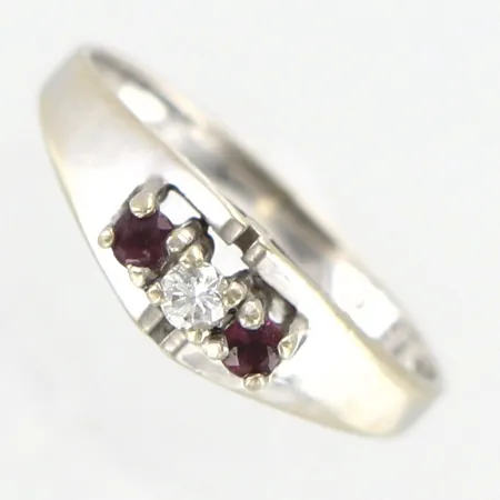 Ring med diamant 1x ca 0,06ct, 2 troliga rubiner, stl 17¼, bredd: 2-5mm, vitguld, i behov av omrodinering, 18K Vikt: 2,2 g