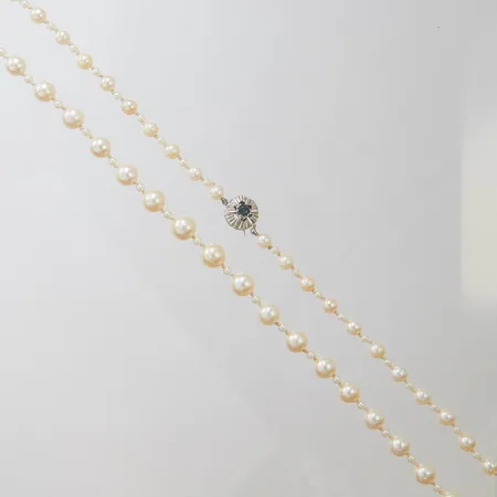 Pärlcollier, doserat, odlade saltvattenpärlor Ø5-8,5mm samt odlade saltvattenpärlor Ø2,8-2,9mm emellan, längd: ca.83 cm, lås i vitguld 18K med en safir, bruttovikt 31,1g Vikt: 31,1 g