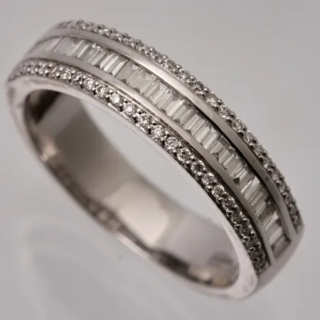 Ring i 18K vitguld, stl 18¼, bredd 5mm, ca 75st diamanter, 25st baguetteslipade, 50st briljantslipade, ca 0,50ct, tillverkad av Guldfynd, vikt 5,96g.