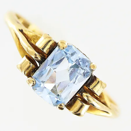 Ring blå sten, stl 16¼, mindre nagg i sten, 18K Vikt: 2 g