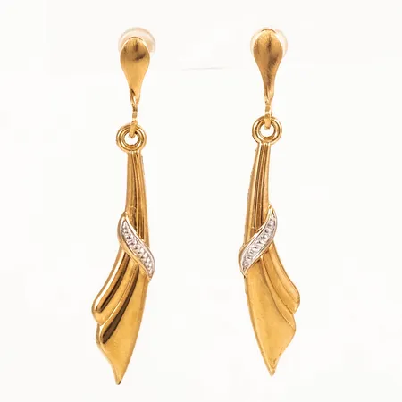 Hängande örhängen i 18K guld. De är 3 - 5,5 mm breda, 36 mm långa och väger 0,9g. Snurrebussar saknas, men nya i plast medföljer.