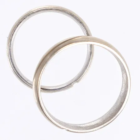 Två ringar släta gravyr vitguld 9K Vikt: 9,2 g